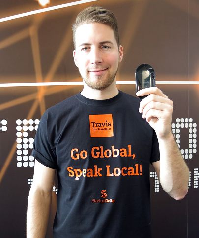 Lennart van der Ziel sostiene el traductor de voz.