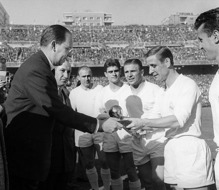 Raymond Kopa recibe el Balón de Oro del representante de 'L'Equipe'