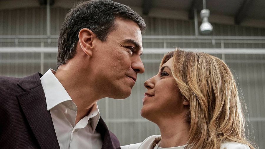 Pedro Sánchez y Susana Díaz se saludan en un acto (EFE) .