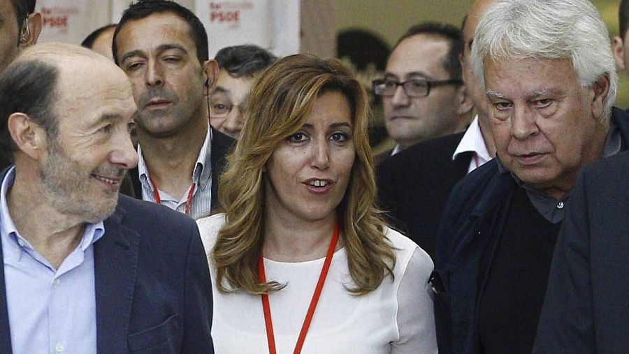 Susana Díaz, acompañada de González y Rubalcaba (EFE).