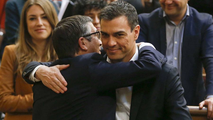 Sánchez y López se abrazan en el Congreso (EFE).