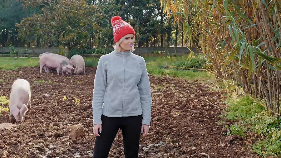 Adriana Abenia, de campesina, cuidará la granja, dará de comer a los animales y recogerá limones, entre otras tareas