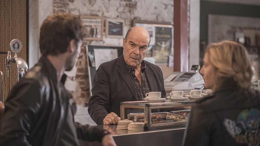 Antonio Resines (Curro) en su bar