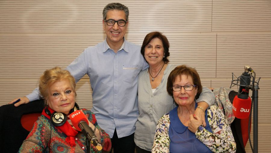 De izqda. a drcha., Aurora de Andrés, María Jesús Chao y Tina Barriuso, con Arturo Martín