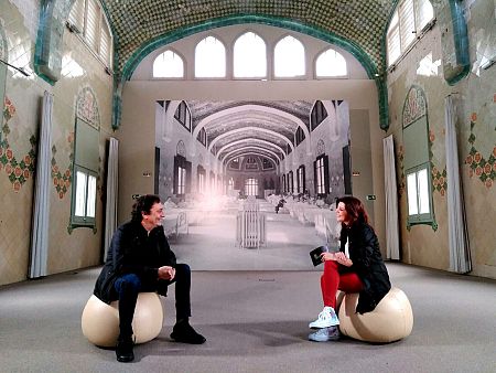 El director Agustí Villaronga, al recinte modernista de Sant Pau, amb Montse Elias