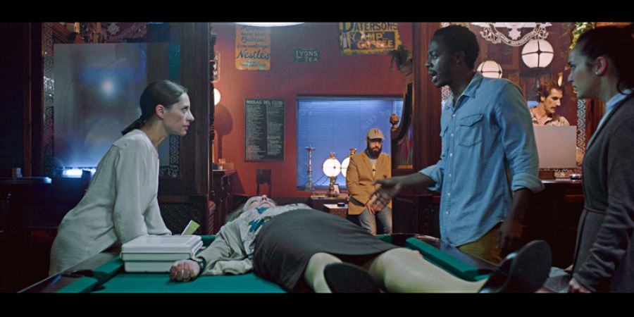 En 'Smoking club' se suceden las situaciones surrealistas