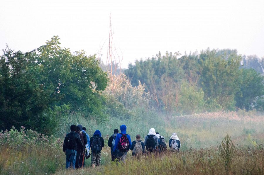 Migrantes ilegales camino del pueblo de Ásotthalom, cerca de la frontera entre Hungría y Serbia.