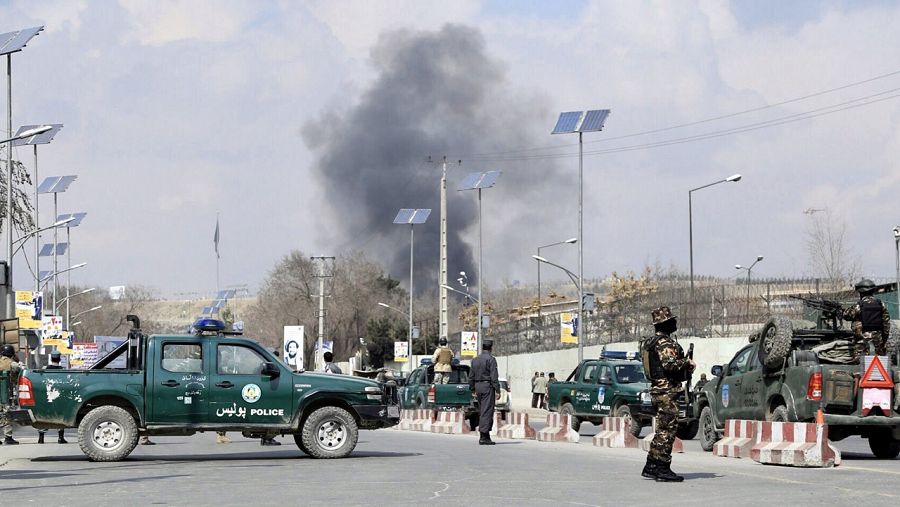 Miembros de las Fuerzas de Seguridad de Afganistán vigilan en las inmediaciones del hospital de Sardar Daud Khan en Kabul después de ser objetivo de un ataque