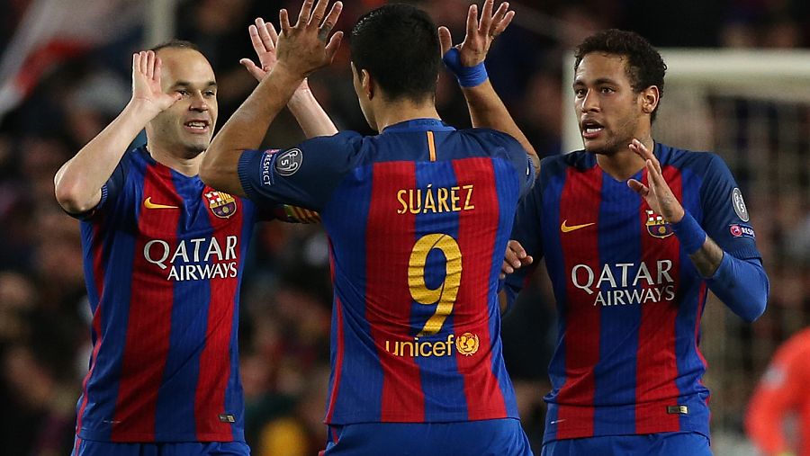 Suárez e Iniesta celebran uno de los seis goles del Barcelona