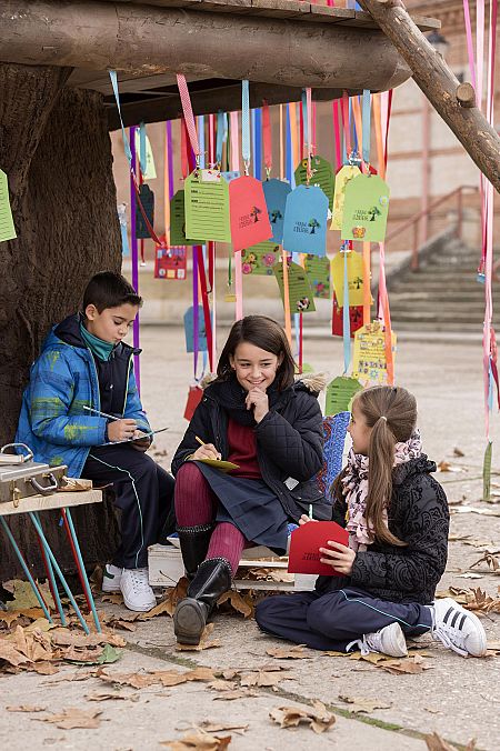 'El Árbol' echa raíces en ocho colegios donde los más pequeños pedirán sus deseos