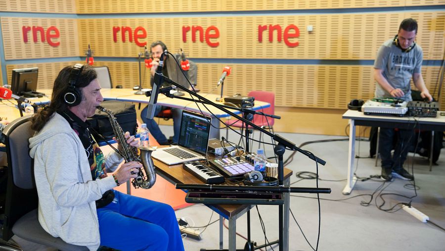 DJ Álex acompaña al músico madrileño