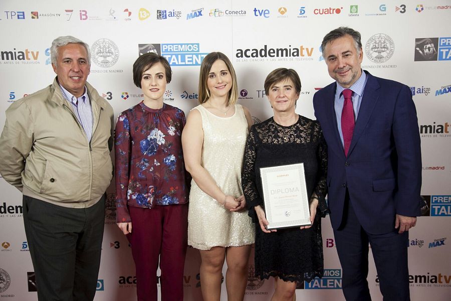 La familia de Nacho Moreno recoge su diploma junto a Jenaro Castro, director de Informe Semanal y Arturo Cifuentes, productor.