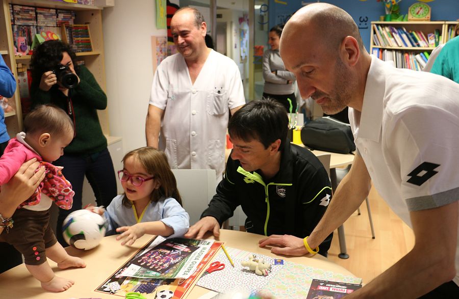 El capitán del Magna Gurpea y su entrenador durante la visita al Hospital Universitario.