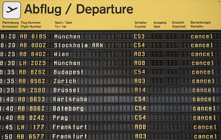 Un panel informativo muestra vuelos cancelados en el Aeropuerto de Berlín durante una manifestación con motivo de la huelga convocada por el personal de tierra.