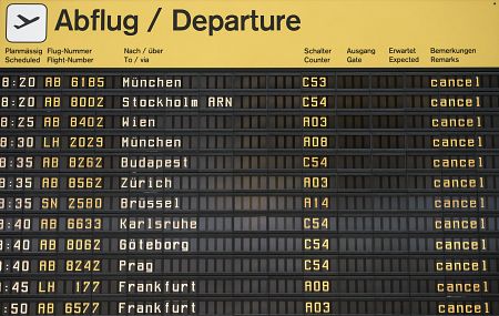 Un panel informativo muestra vuelos cancelados en el Aeropuerto de Berlín durante una manifestación con motivo de la huelga convocada por el personal de tierra.