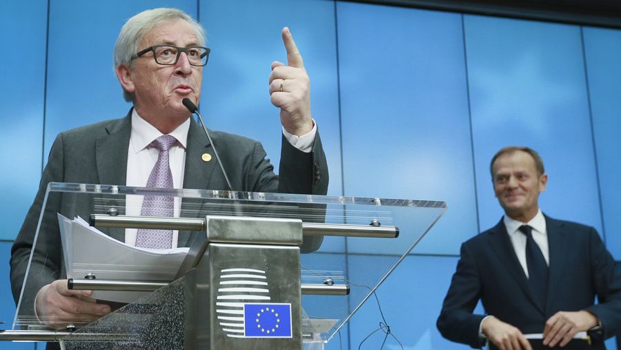 El presidente de la Comisión Europea, Jean-Claude Juncker, y el presidente del Consejo Europeo, Donald Tusk, hacen una declaración a la prensa