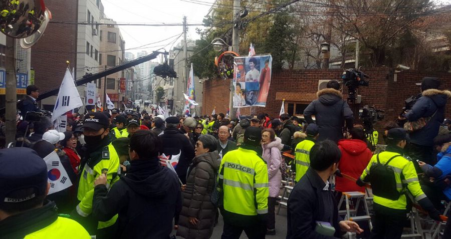 Manifestación a favor de la expresidenta surcoreana a su llegada a su antigua residencia