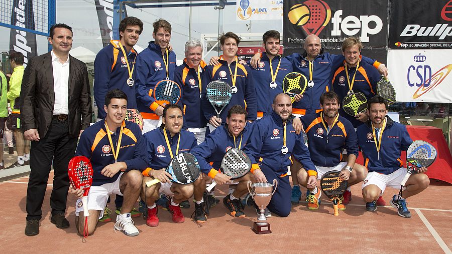 El equipo de pádel masculino Collado Mediano posa con la copa del Campeonato de España de pádel por equipos