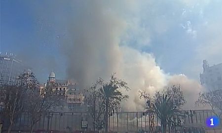 Mascletà frente al Ayuntamiento de valencia
