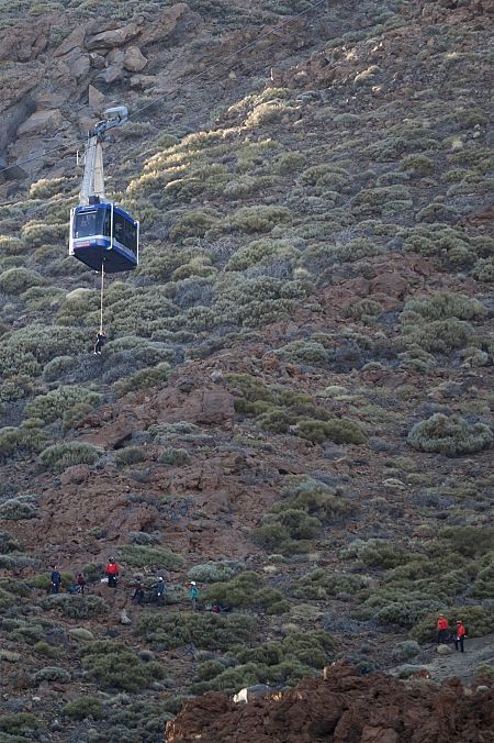 Tres helicópteros del Grupo de Emergencias y Salvamento (GES) del Gobierno de Canarias y otro de la Guardia Civil participan en la evacuación del Teleférico del Teide
