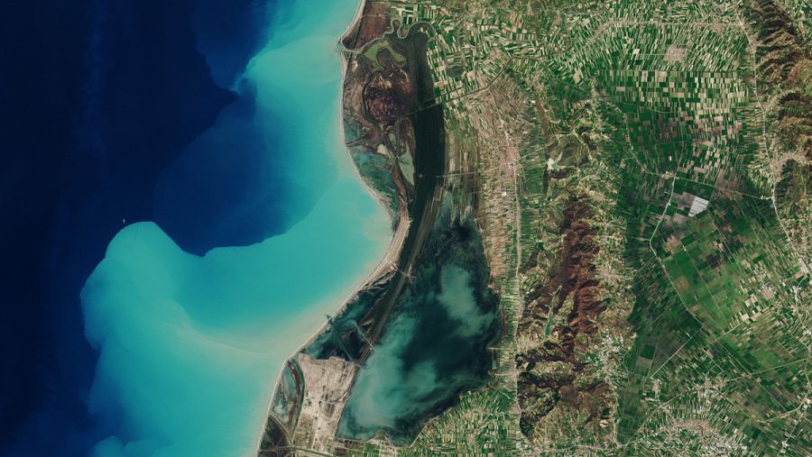 Fotografía del Sentinel-2B que muestra la laguna de Karavasta, en Albania. ESA
