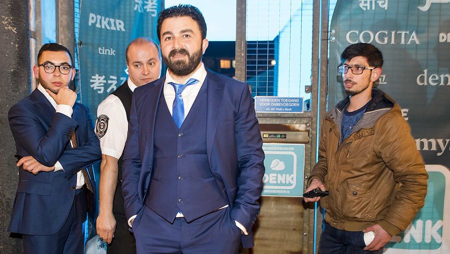 Selcuk Ozturk (centro), del partido DENK (