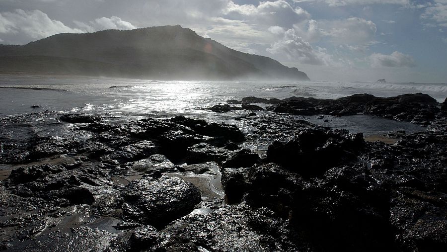 El petrolero Prestige se hundió frente a las costas gallegas en noviembre de 2002