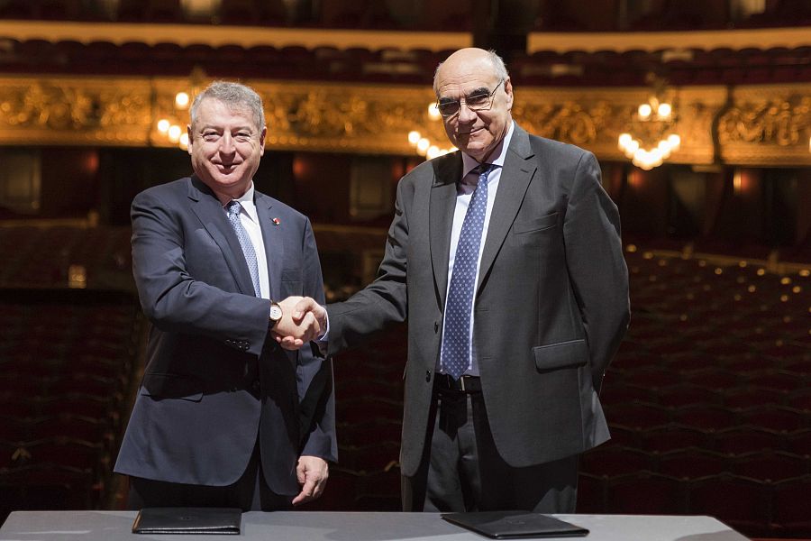 José Antonio Sánchez, presidente de RTVE, junto a Salvador Alemany i Mas, presidente del Gran Teatre del Liceu, en la firma del convenio