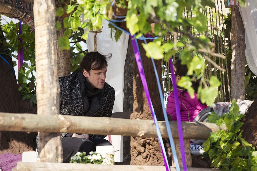 Edu Soto, en el árbol del colegio Miramadrid, con uno de los pequeños