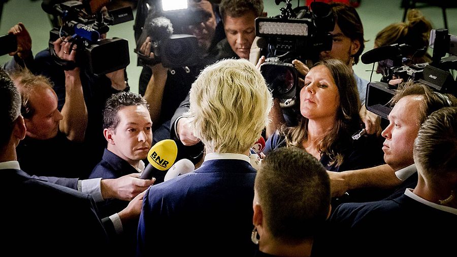 El líder xenófobo holandés Geert Wilders habla ante la prensa en La Haya durante la noche electoral