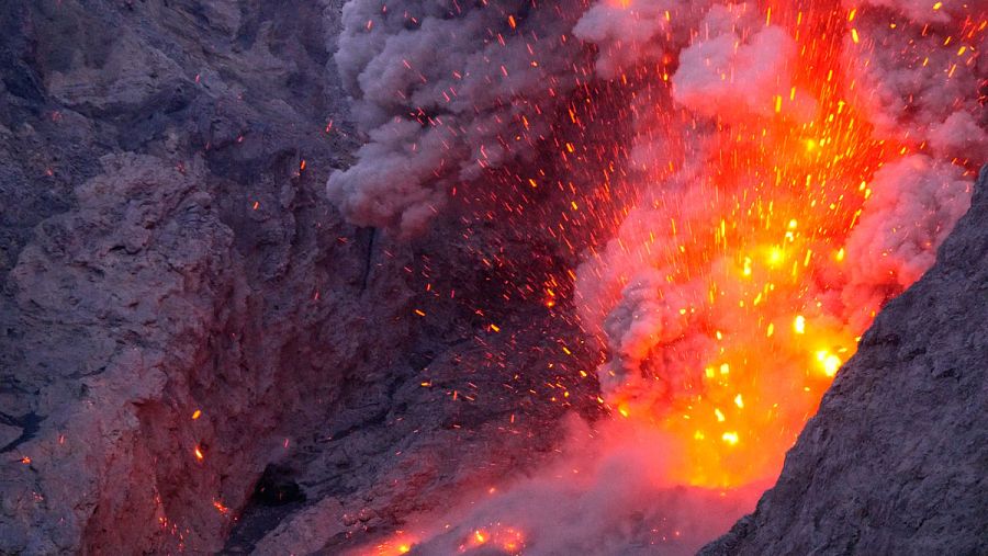 Odisea volcánica - El cráter del Batutara en Indonesia, de noche