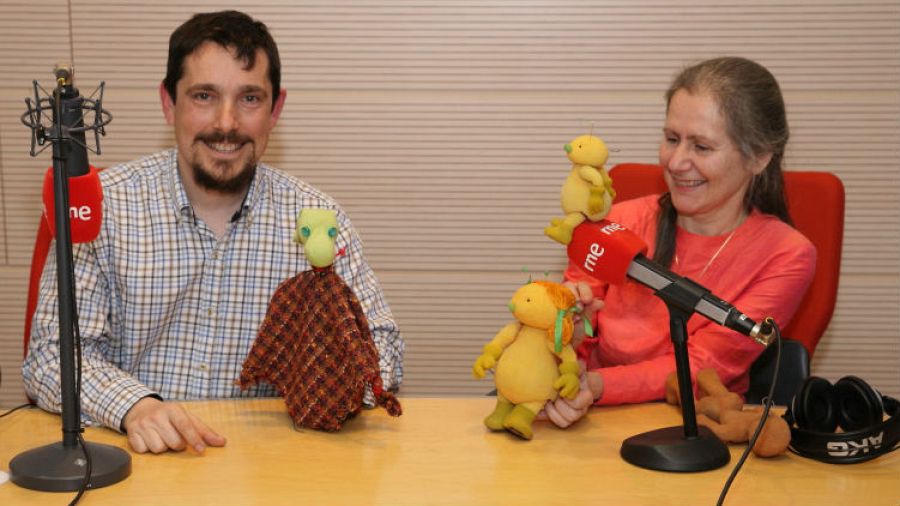 Guillermo Gil y Marta Bautista posan con sus marionetas