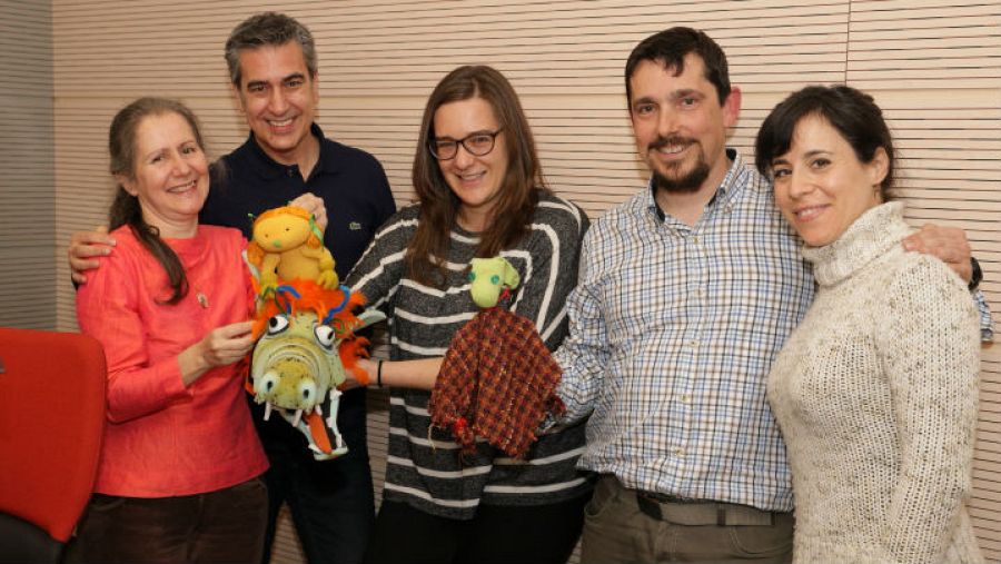 Arturo Martín junto a los invitados y a los verdaderos protagonistas: los títeres