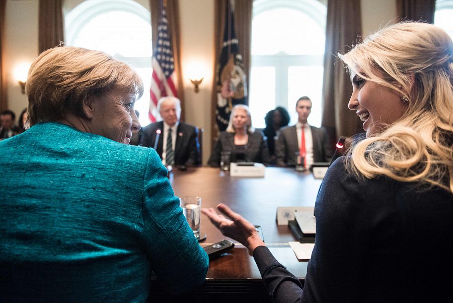 La canciller alemana, Angela Merkel, conversa con la hija de Donald Trump, Ivanka, en la reunión entre las dos delegaciones en la Casa Blanca