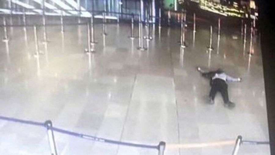 El sospechoso en el suelo del aeropuerto de Orly tras ser abatido