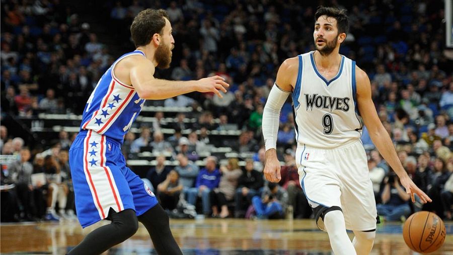 Ricky Rubio (Timberwolves), en un choque frente a Sergio Rodríguez (Sixers)