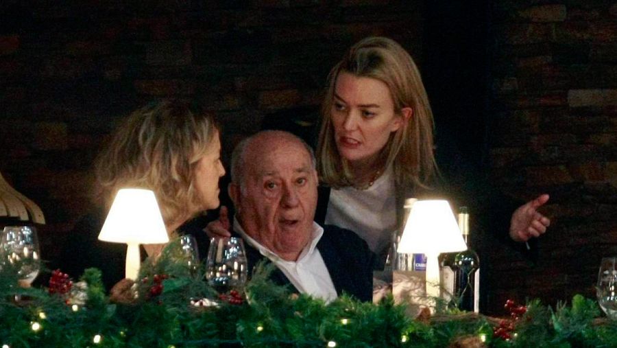 El dueño de Inditex, Amancio Ortega, conversa con su mujer Flora Pérez Marcote y su hija Marta Ortega