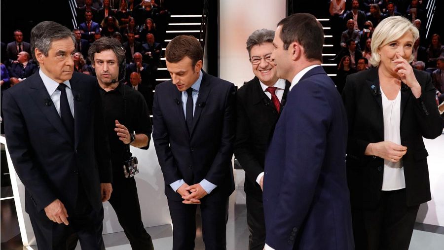 Los candidatos a las presidenciales francesas, de izquierda a derecha: Francois Fillon, Emmanuel Macron, Jean-Luc Mélenchon, Benoit Hamon (de perfil) y Marine Le Pen, conversan antes de participar en el primer debate de las elecciones