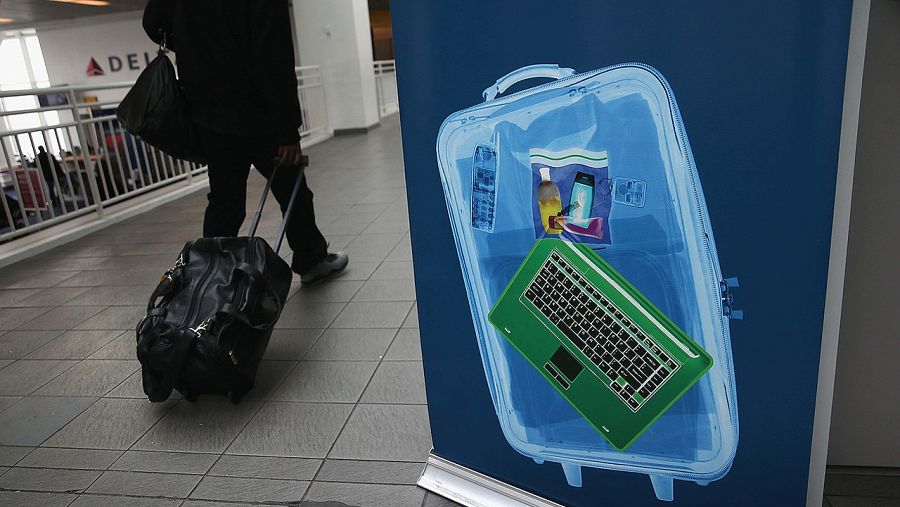 Interior de una maleta visto a través de un scanner en el aeropuerto de La Guardia, en Nueva York