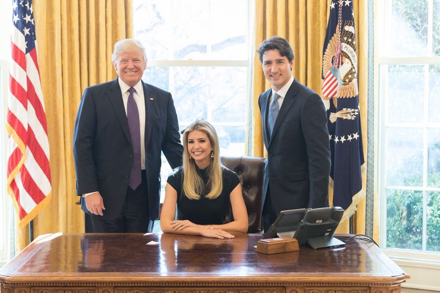 Ivanka Trump se fotografía en el sillón presidencial con su padre y el primer ministro canadiense, Justin Trudeau.