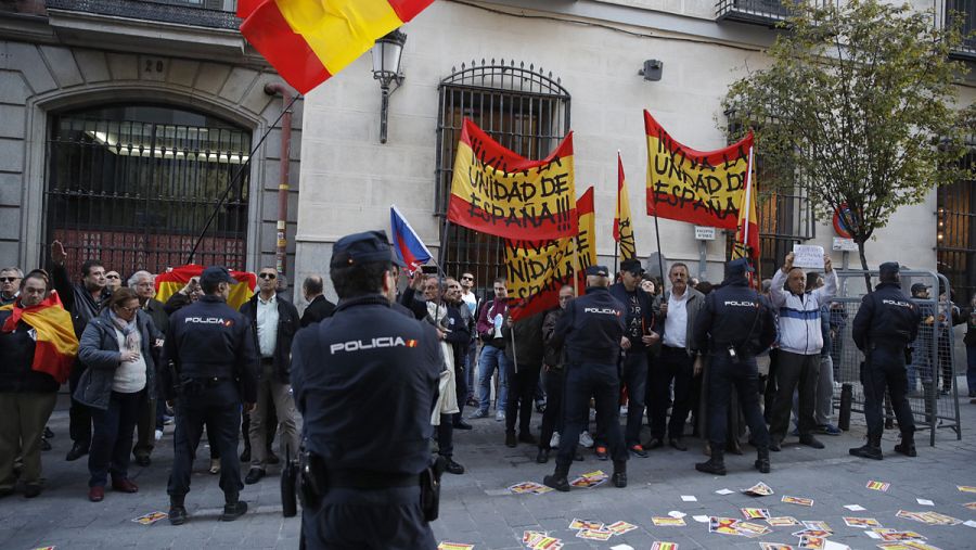 Decenas de personas, con enseñas de Falange Española, se han concentrado a la espera del expresidente de la Generalitat Artur Mas.