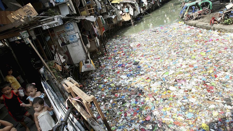 Río contaminado en Manila, Filipinas