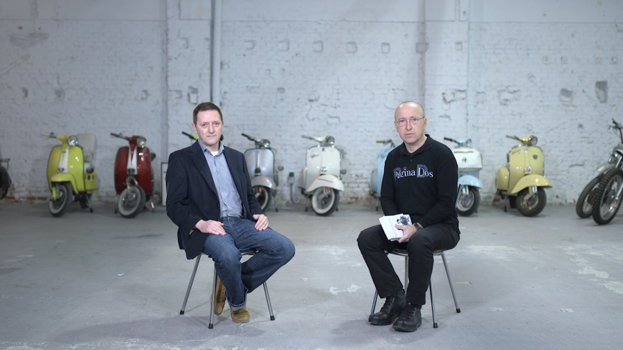 En la última novela de Martínez de Pisón, el lector tiene garantizado que leerá la novela con una sonrisa en los labios.