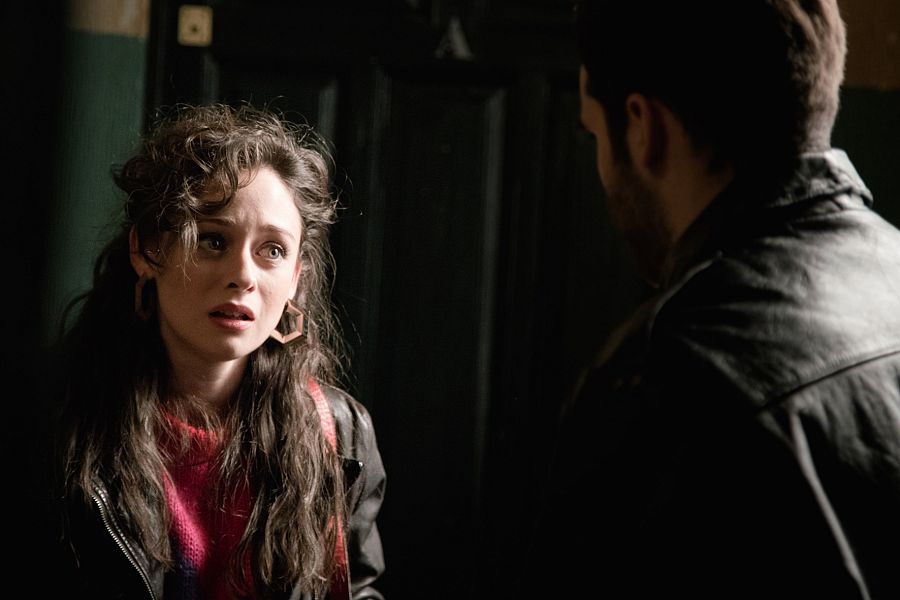 Karina le pide ayuda a Carlos