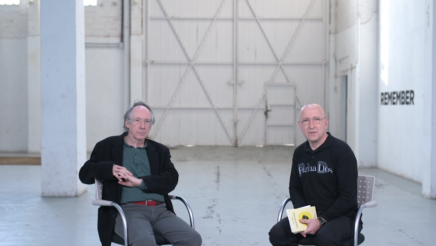 Hablamos con Ian McEwan de esa generación literaria a la que pertenece y en la que encontramos a ilustres autores como Martin Amis o Salman Rushdie