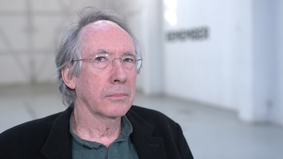 El autor Ian McEwan reconoció que ha querido construir una historia en clave humorística y que por eso se lo ha pasado muy bien escribiéndola