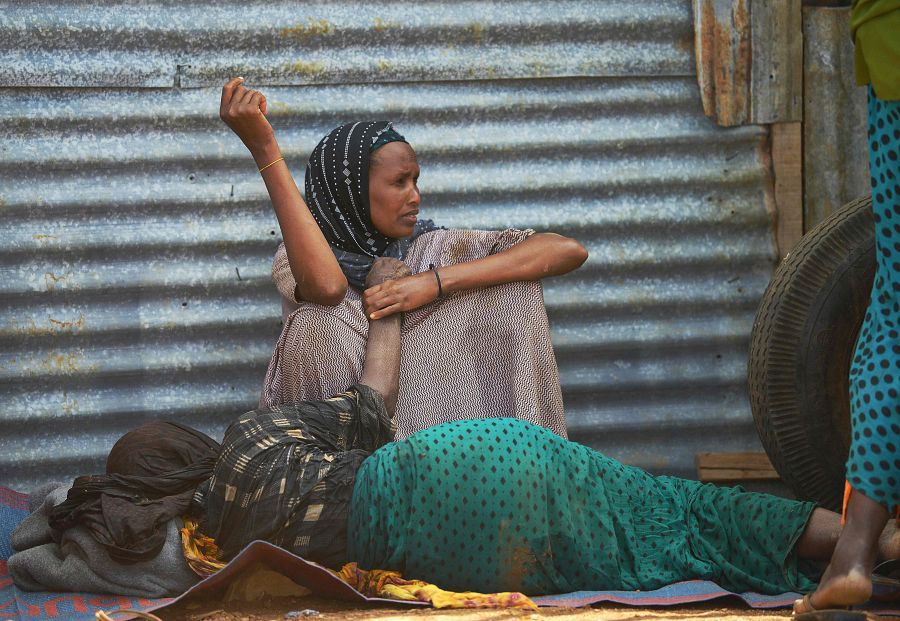 Una mujer anciana debilitada por el hambre junto a su hija en un campamento para desplazados internos en las afueras de la ciudad de Baidoa, al suroeste de Somalia.