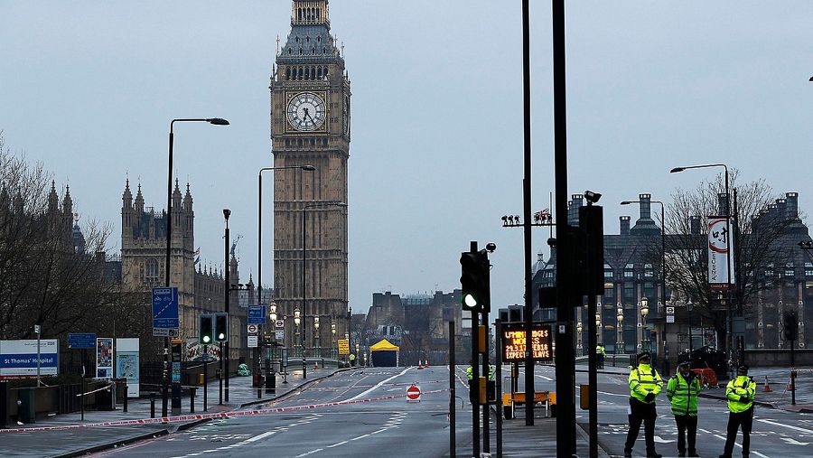 Policías montan guardia en el puente de Westminster frente al Parlamento en Londres