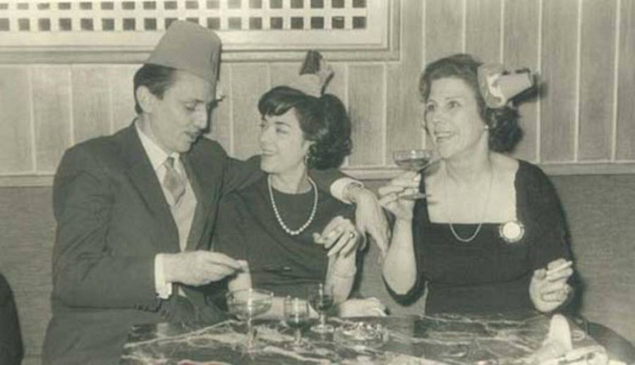 Antonio Buero para la Nochevieja en el Café Gijón, con su mujer Victoria, en 1959