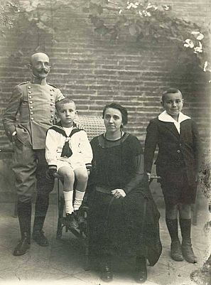 Antonio Buero Vallejo, de niño, con su padre y el resto de la familia  en 1924